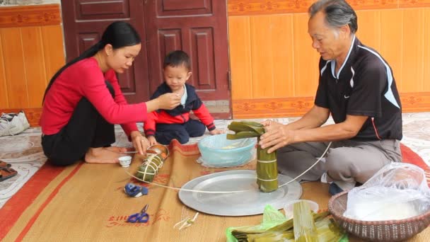 Asian man packing rice cake — Stock Video